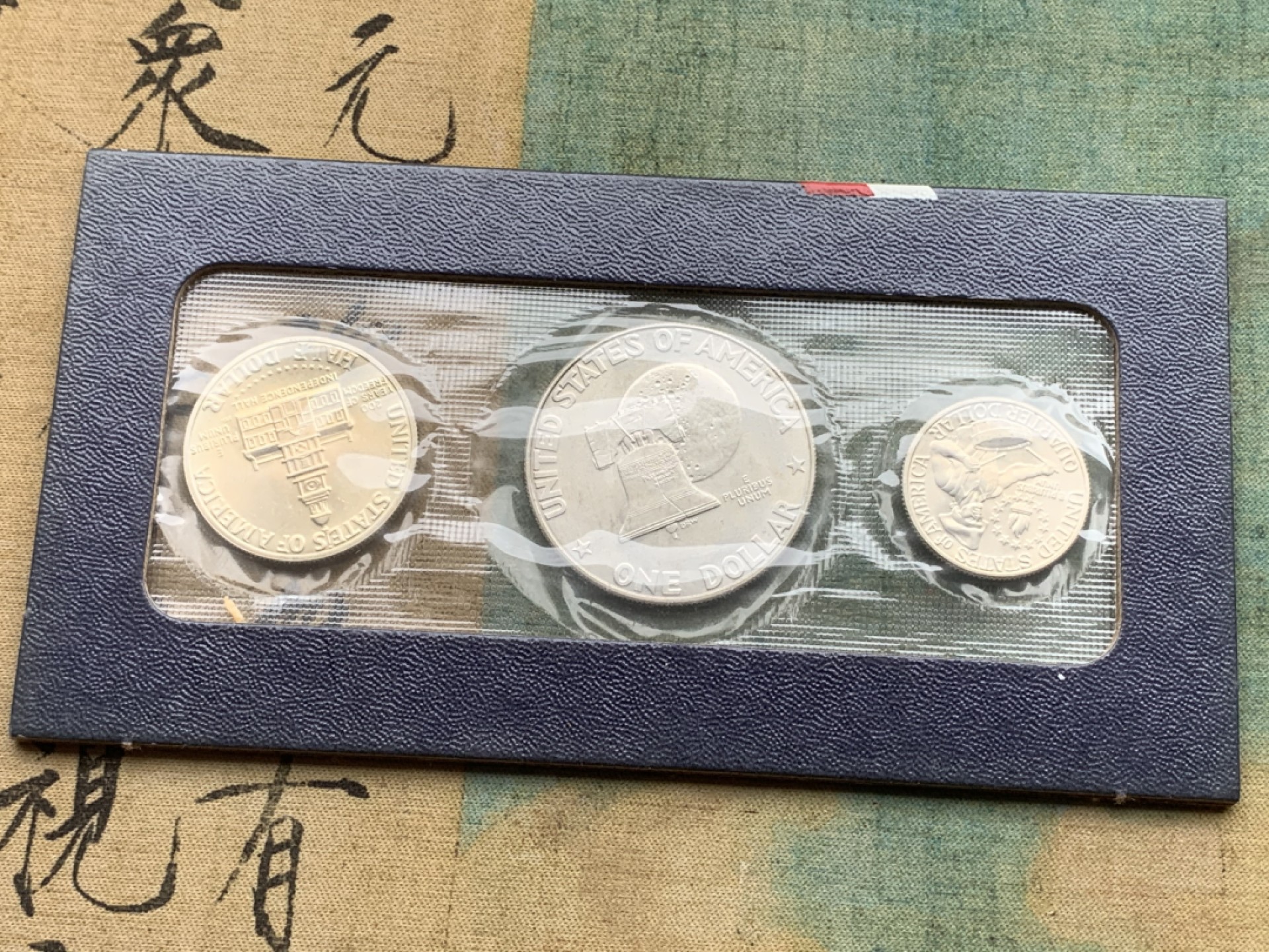 《竞宝斋》第97场-本周四 （满2件或者满200包顺丰） 造币厂封装封装 美国1976-S年 全银币普制3枚一组 带证书和红色外壳 非常少见
