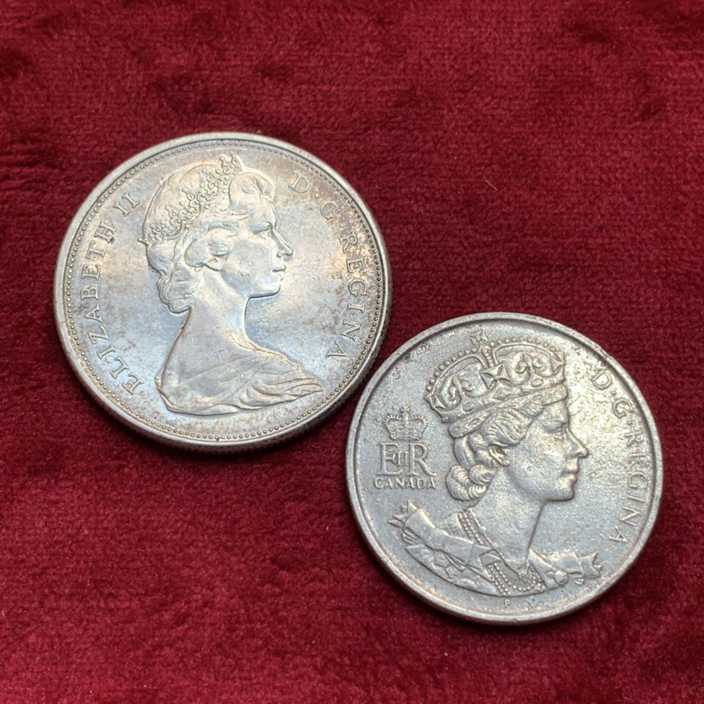《竞宝斋》第97场-本周四 （满2件或者满200包顺丰） 加拿大1966年，伊丽莎白二世纹徽50分 银币原光  配一枚2002年50分纹徽钱币