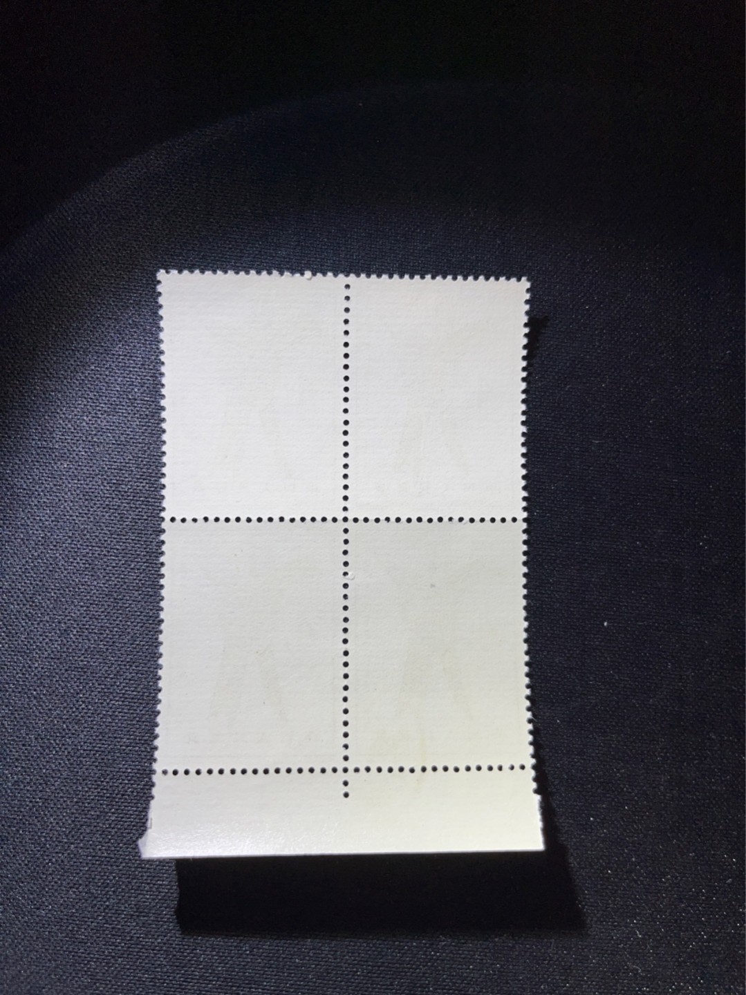 洪涛臻品 精选邮票限时拍卖第三十六期 特63青铜器8-1盖销  厂名，数字4方连，老纪特三俗稀缺✦随时售缺✦非常漂亮，版撕全品嘎嘎绝。  解放初的经典票，整版撕开，面艳胶白，票挺洁净，齿孔完美，收藏评级两相宜，且有高附加值边纸。老纪特的版票资源十分稀缺难寻，机会来临时必须抓住。