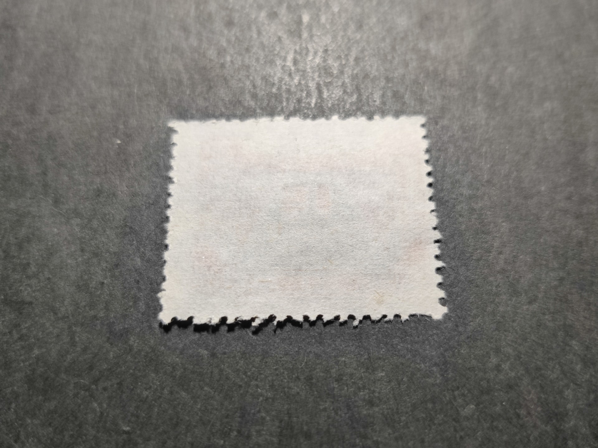 洪涛臻品 精选邮票限时拍卖第三十五期 东北解放区区票, 五一劳动节纪念, 面值1500元。蓝色套印明显移位变体(对比120号拍品: 中心