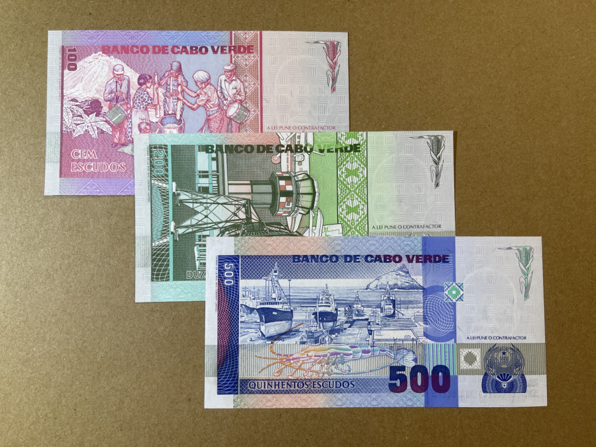 《张总收藏》73期——外币大拍 弗得角100-500元3张 UNC 1989年版