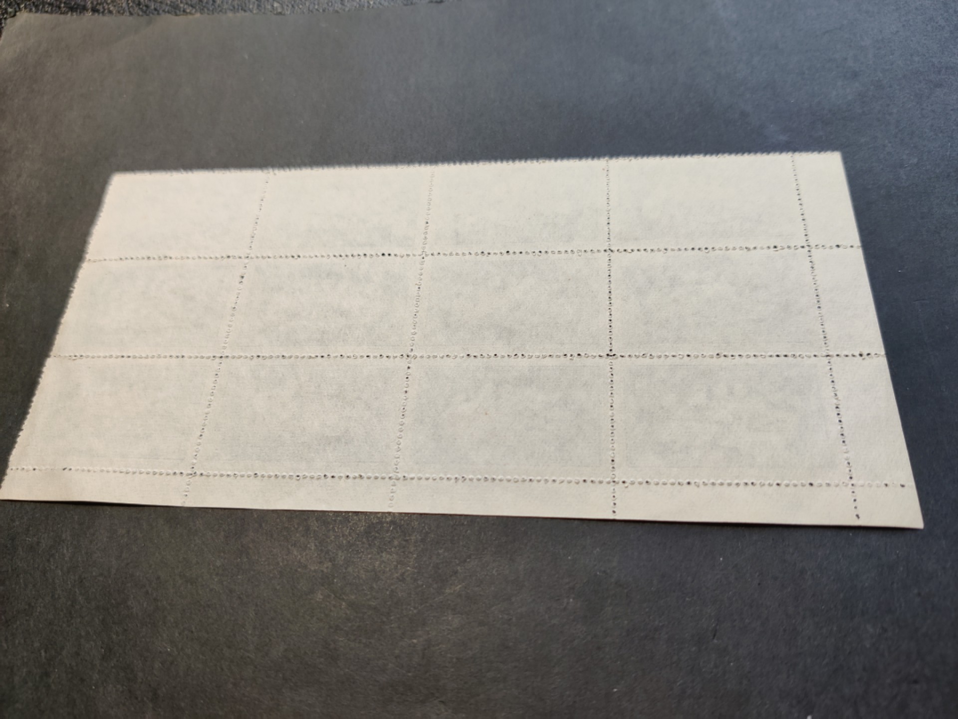 洪涛臻品 精选邮票限时拍卖第三十六期 特11技术革新2-2万能工具胎，版撕14联左下直角边带十字色线，现撕，每枚票都硬挺，品相非常好。