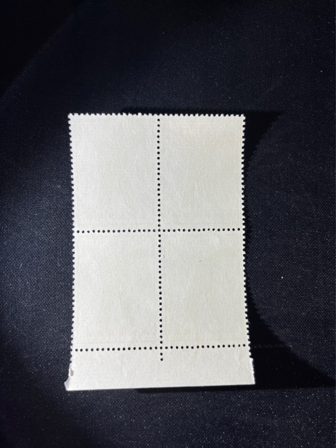 洪涛臻品 精选邮票限时拍卖第三十六期 特63青铜器8-1盖销  厂名，数字4方连，老纪特三俗稀缺✦随时售缺✦非常漂亮，版撕全品嘎嘎绝。  解放初的经典票，整版撕开，面艳胶白，票挺洁净，齿孔完美，收藏评级两相宜，且有高附加值边纸。老纪特的版票资源十分稀缺难寻，机会来临时必须抓住。