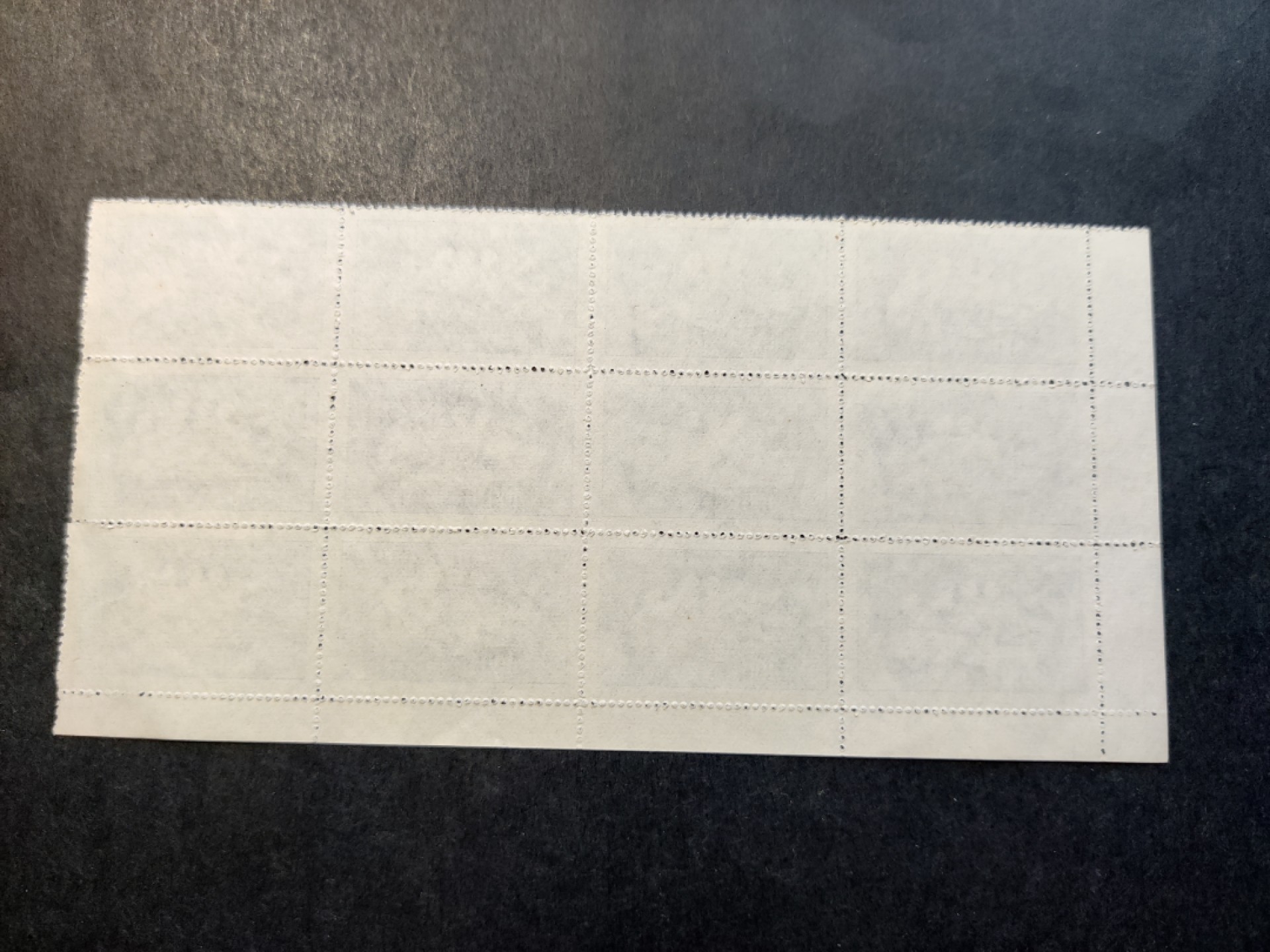 洪涛臻品 精选邮票限时拍卖第三十六期 特11技术革新2-2万能工具胎，版撕14联左下直角边带十字色线，现撕，每枚票都硬挺，品相非常好。