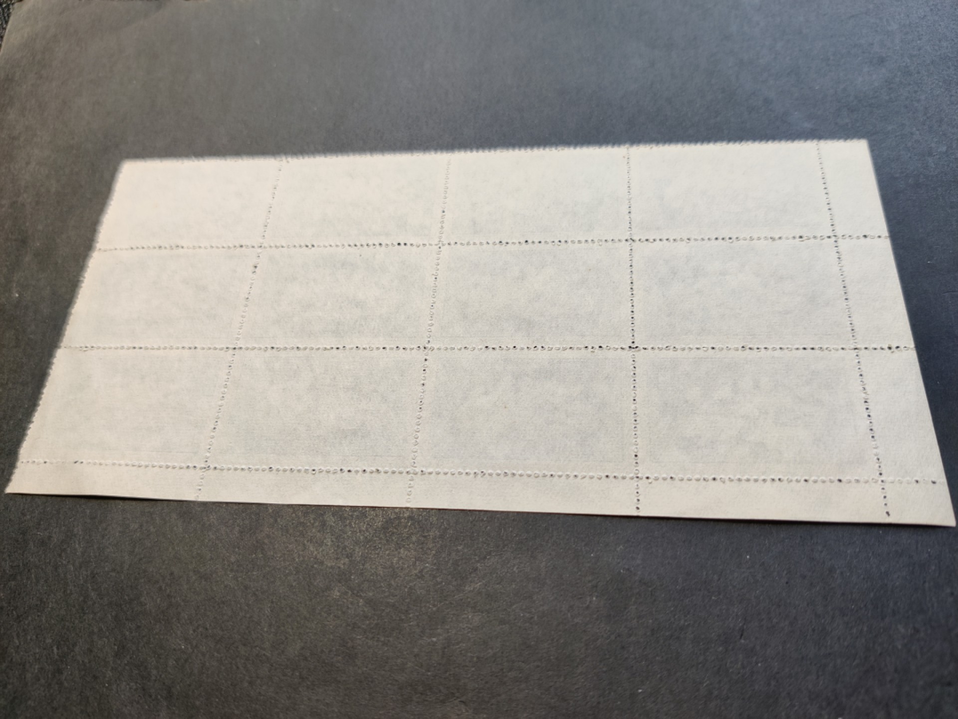 洪涛臻品 精选邮票限时拍卖第三十六期 特11技术革新2-2万能工具胎，版撕14联左下直角边带十字色线，现撕，每枚票都硬挺，品相非常好。