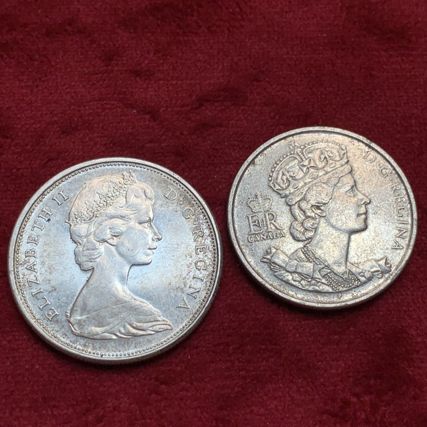 《竞宝斋》第97场-本周四 （满2件或者满200包顺丰） 加拿大1966年，伊丽莎白二世纹徽50分 银币原光  配一枚2002年50分纹徽钱币