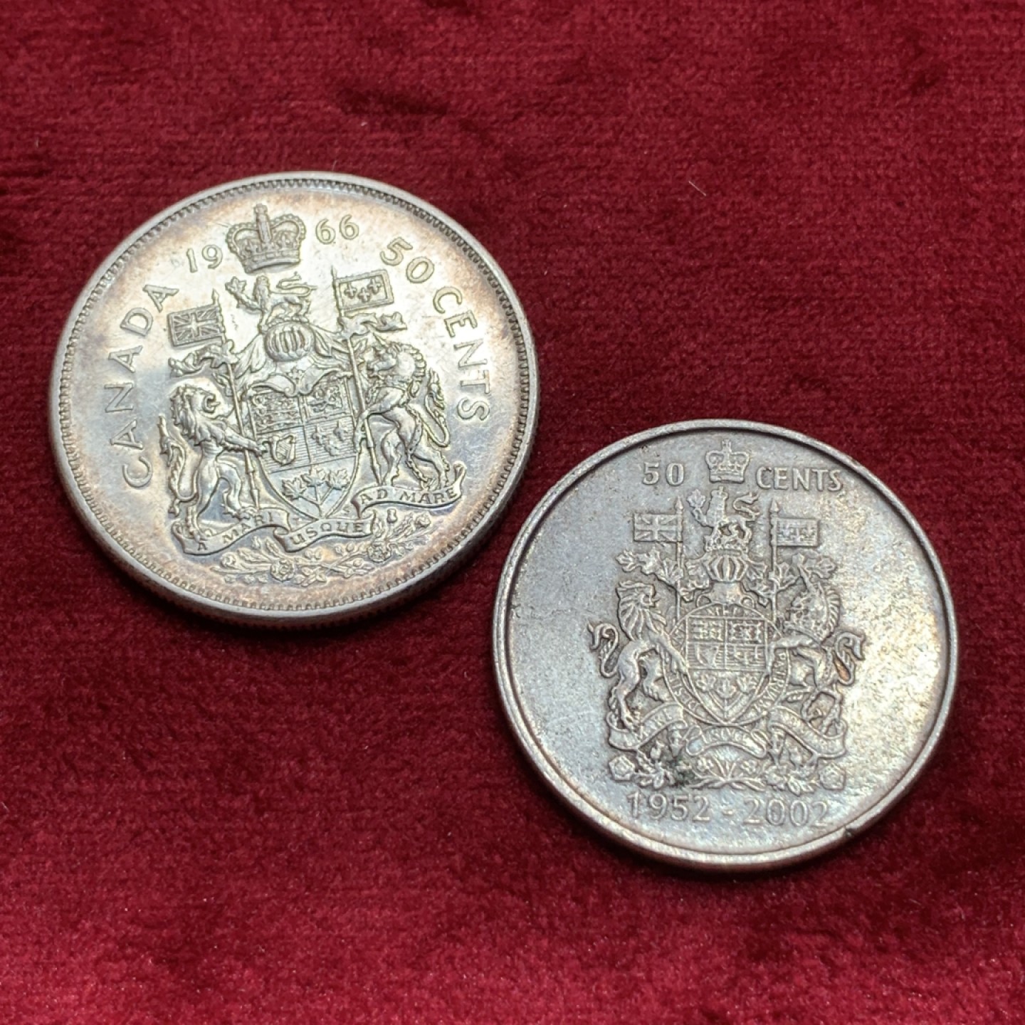 《竞宝斋》第97场-本周四 （满2件或者满200包顺丰） 加拿大1966年，伊丽莎白二世纹徽50分 银币原光  配一枚2002年50分纹徽钱币