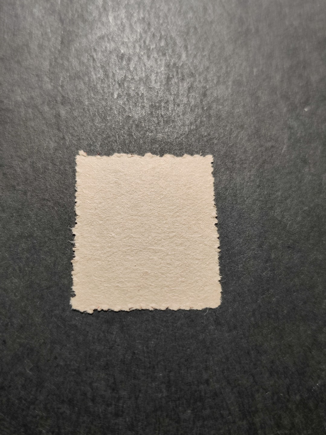 洪涛臻品 精选邮票限时拍卖第三十五期 东北解放区区票, 毛主席像 面值100元, 全品。 (1997年目录价50元/枚)。齿孔明显向上移位变体