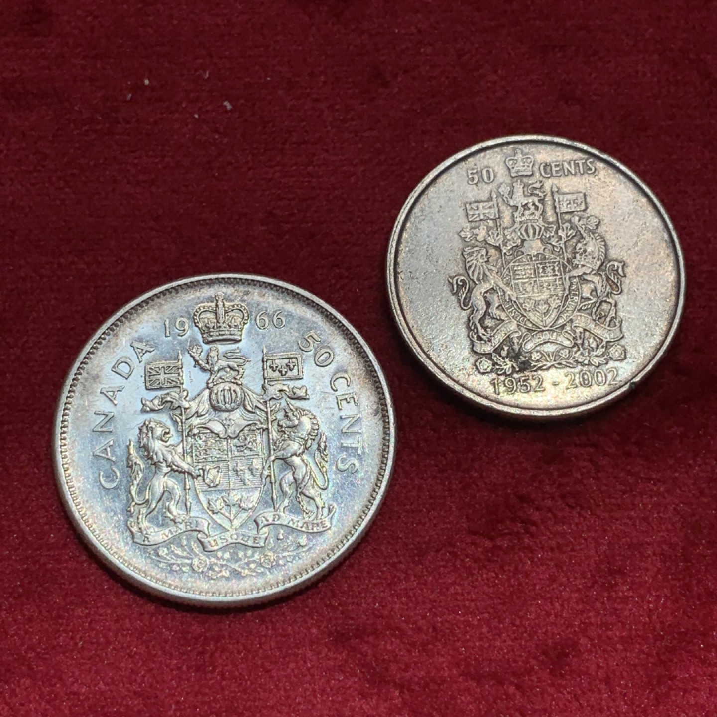 《竞宝斋》第97场-本周四 （满2件或者满200包顺丰） 加拿大1966年，伊丽莎白二世纹徽50分 银币原光  配一枚2002年50分纹徽钱币