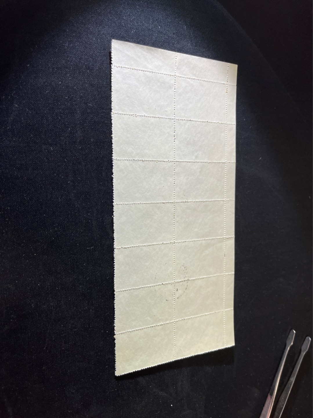 洪涛臻品 精选邮票限时拍卖第三十七期 纪33古代科学家4-1天文学家张衡，版撕大块，左下直角边，带色线，带版号。现撕，票硬挺，全部中心戳。
