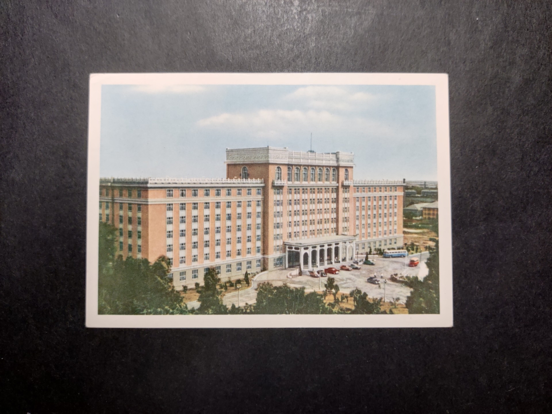 洪涛臻品 精选邮票限时拍卖第四十二期 1960年代，沈阳市邮局彩色中国人民邮政明信片--沈阳辽宁大厦。 很精美，极少见，比60年代的六珍邮票少见太多了。国外高价买回，保存良好