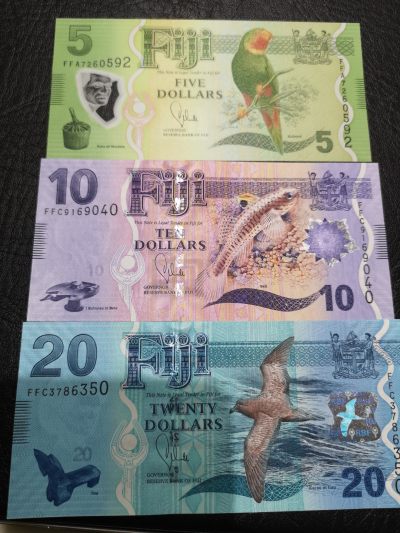 《外钞收藏家》第二百零四期 - 斐济5、10、20三张一起 全新UNC