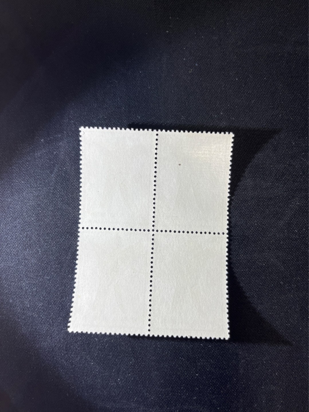 洪涛臻品 精选邮票限时拍卖第六十期 特63青铜器8-1盖销  4方连一组★中心戳，非常漂亮★数量有限，随时售缺，老纪特三俗稀缺。版撕全品嘎嘎绝。  解放初的经典票，整版撕开，面艳胶白，票挺洁净，齿孔完美，收藏评级两相宜，且有高附加值边纸。老纪特的版票资源十分稀缺难寻，机会来临时必须抓住。