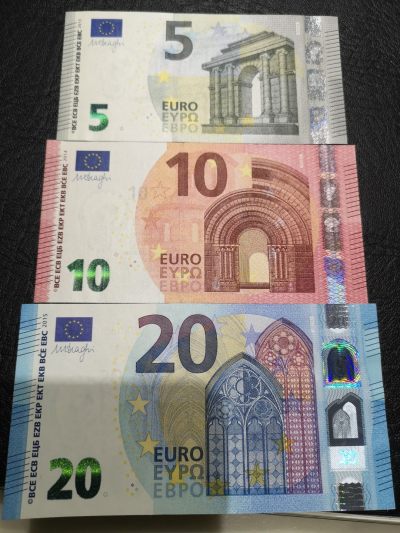《外钞收藏家》第二百零四期 - 新版欧元5、10、20三张面额 全新UNC