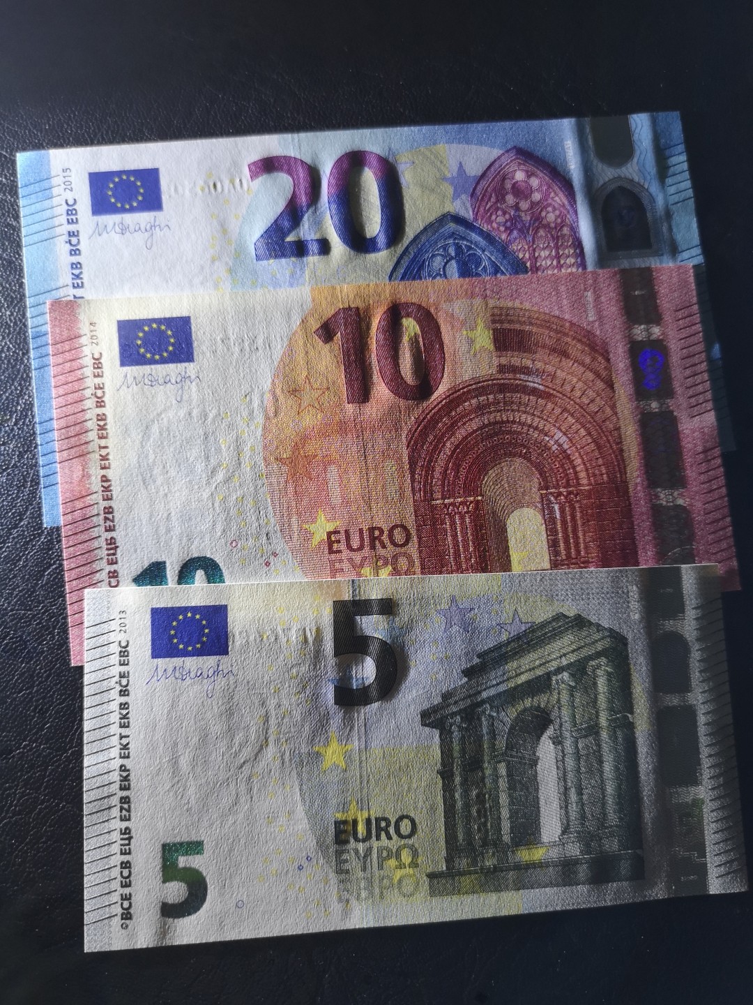 《外钞收藏家》第二百零四期 新版欧元5、10、20三张面额 全新UNC