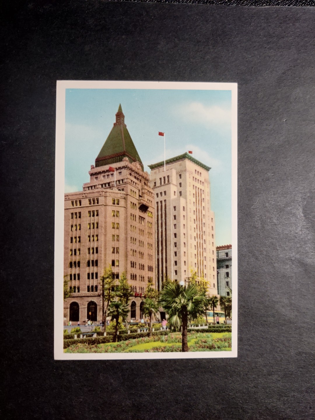 洪涛臻品 精选邮票限时拍卖第四十二期 1960年代，上海市邮电管理局彩色中国人民邮政明信片--上海和平饭店及中国银行。 很精美，极少见，比60年代的六珍邮票少见太多了。国外高价买回，品相一流。