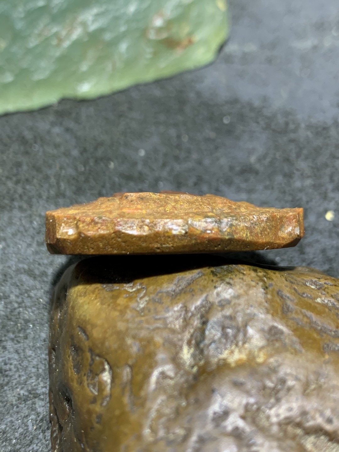 亚光战国红玛瑙雕刻龟壳吊坠一个，(寓意，富甲天下)