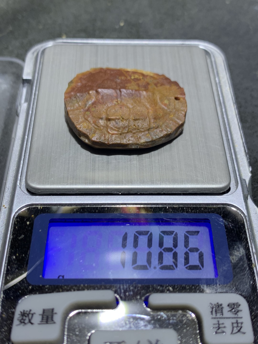 亚光战国红玛瑙雕刻龟壳吊坠一个，(寓意，富甲天下)