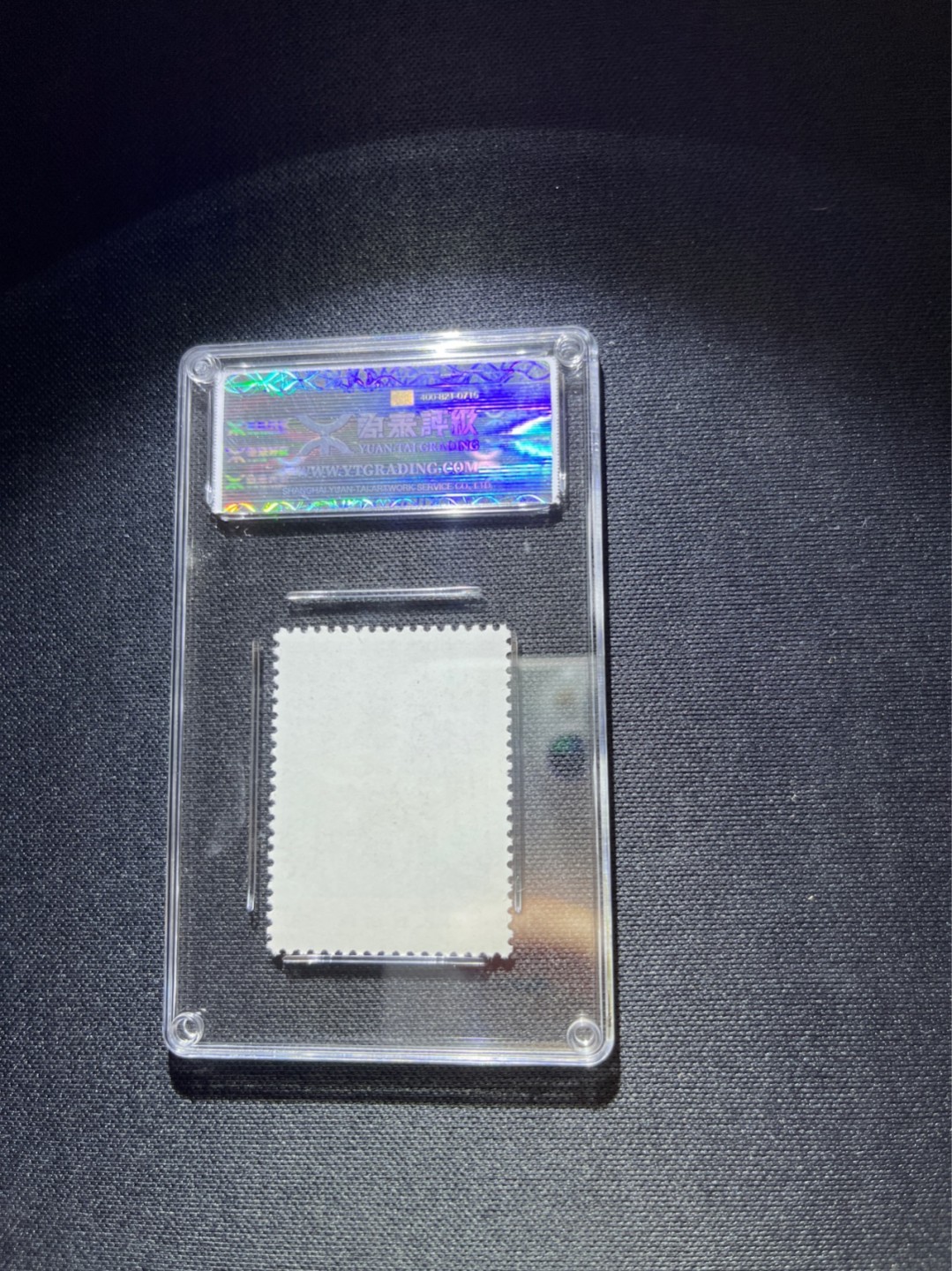 洪涛臻品 精选邮票限时拍卖第三十七期 ★源泰评级★编号N3智取威虎山一枚，96高分(源泰95.96属于全品范畴)，一手出分，壳子无划痕，版撕嘎嘎绝送评★可配套★可单玩★，目前源泰96分智取威虎山一套成交价2000多。票齿孔饱满，状态一流，带硅胶手套撕版送评，无触痕，适合挑剔的藏家，喜欢不要错过！