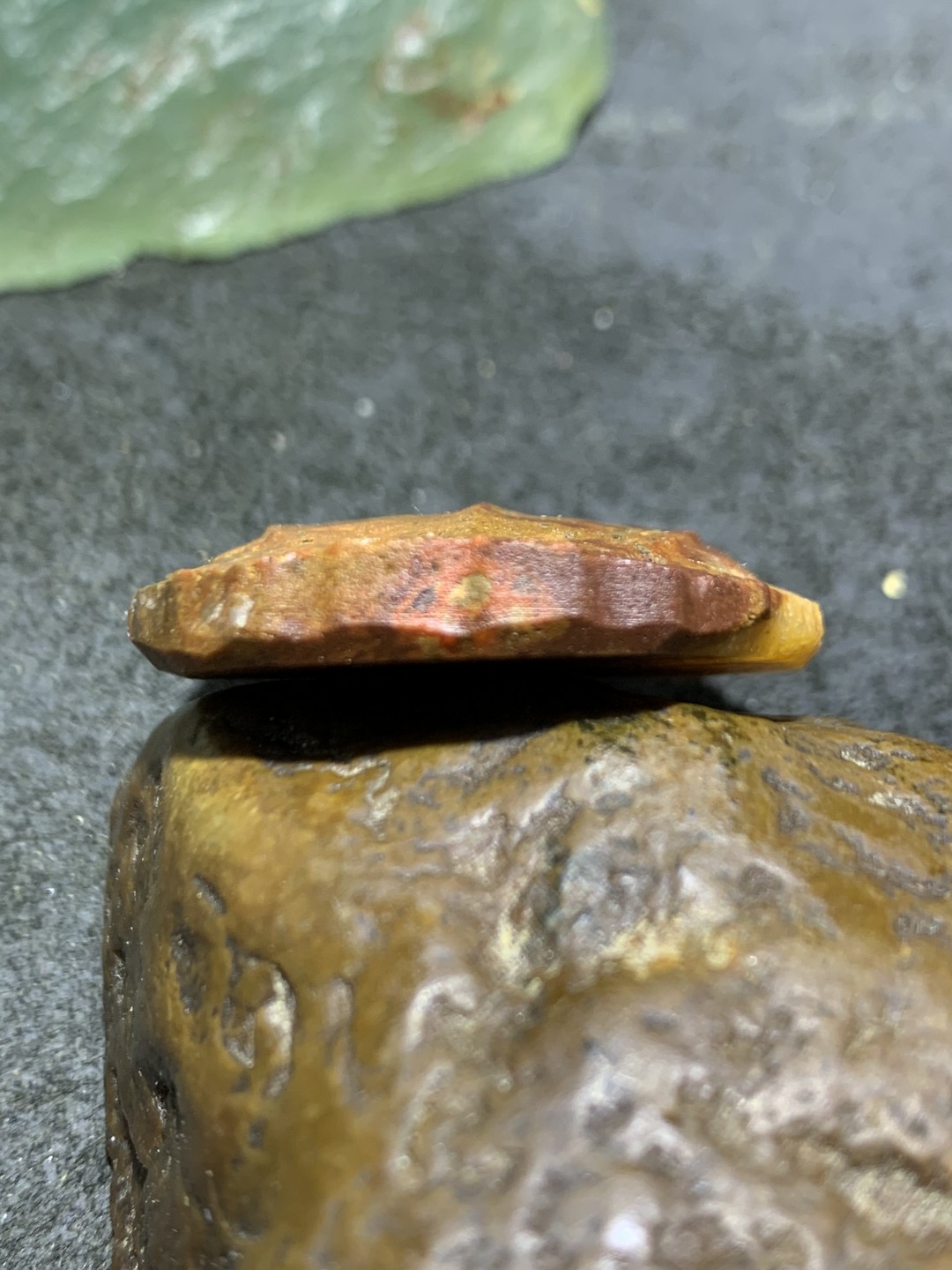 亚光战国红玛瑙雕刻龟壳吊坠一个，(寓意，富甲天下)