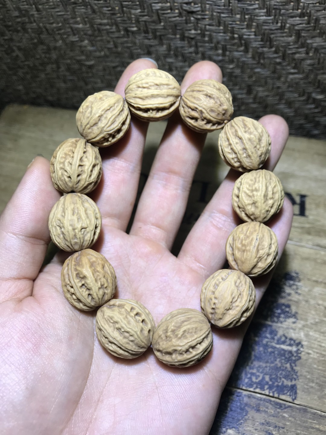 收藏级纯野生 超大粗筋爆肉京八棱小核桃手串一条，