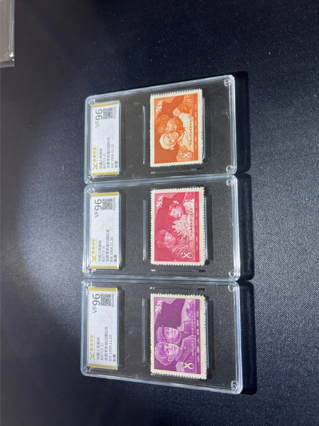洪涛臻品 精选邮票限时拍卖第三十七期 ★源泰评级★纪57志愿军新全一套 96高分，同时出分实属不易。(源泰95.96属于全品范畴)非常热门的老纪特小票★仅此一套★一手出分，壳子无划痕，目前赵涌全品*裸票*成交价300左右，同时送三五套也未必能凑出来一套96高分，喜欢的老板不要错过(★目前认可程度最高的两家评级公司是国外的ASG和国内的源泰★)