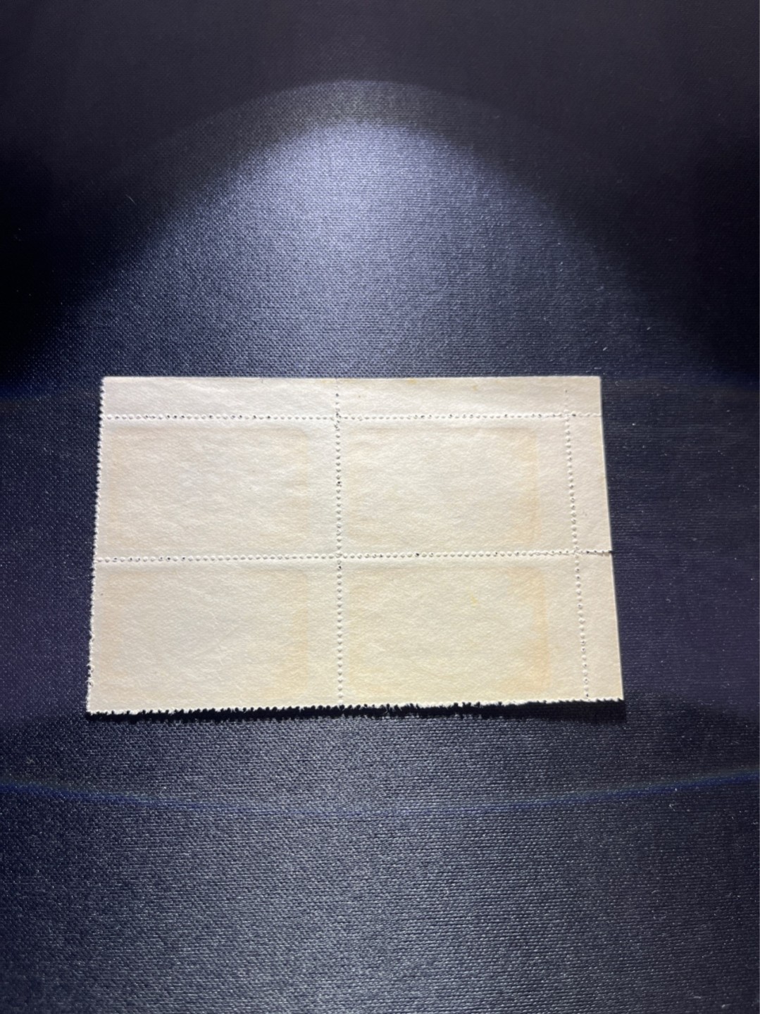 洪涛臻品 精选邮票限时拍卖第三十七期 纪18亚太和平，左上直角边方联，带色线，版票现撕。本套票天生无厂铭，直角边就是最高配置了版撕大块票，评级资源储备，注意捡漏