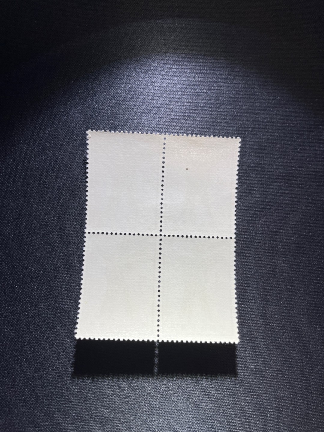 洪涛臻品 精选邮票限时拍卖第六十期 特63青铜器8-1盖销  4方连一组★中心戳，非常漂亮★数量有限，随时售缺，老纪特三俗稀缺。版撕全品嘎嘎绝。  解放初的经典票，整版撕开，面艳胶白，票挺洁净，齿孔完美，收藏评级两相宜，且有高附加值边纸。老纪特的版票资源十分稀缺难寻，机会来临时必须抓住。