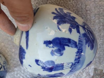 新年清货杂拍 纸币 瓷器  - 晚清青花人物故事纹饰罐子一个 高15厘米左右 全品 老化特征明显，底部粘沙，清中晚期特征 图案精美，发色漂亮