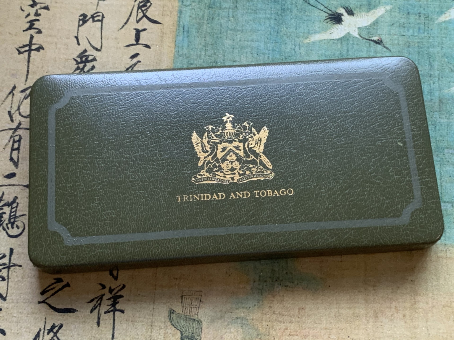 《竞宝斋》第98场-本周日，周一2场连拍（全场不限金额包邮） 特立尼达和多巴哥1974年8枚精制套币，带原盒带证书，其中5元、10元为银币（925银，直径40mm和42mm，重量27.9g和35g）