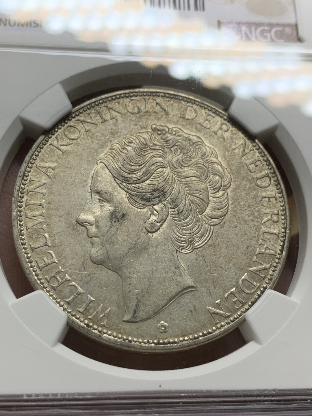 《竞宝斋》第98场-本周日，周一2场连拍（全场不限金额包邮） NGC-AU58 荷兰1933年 威廉米娜女王 深发版 2.5盾大银币 原味带光 比较漂亮