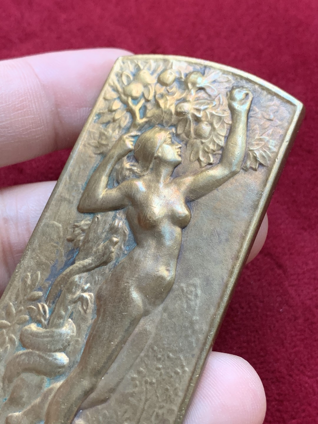 《竞宝斋》第98场-本周日，周一2场连拍（全场不限金额包邮） 法国新艺术时期异形铜章，偷食禁果的夏娃。Lenoir大师名誉作品，边铭三角+Bronze。刻画精美，铜光泛彩，稀见的品种 宽36.5高85.5mm