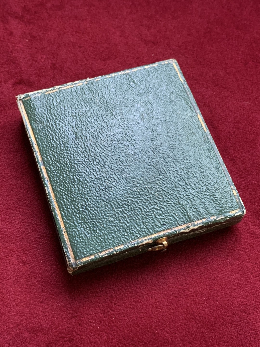 《竞宝斋》第98场-本周日，周一2场连拍（全场不限金额包邮） 瑞士1892力洛克射击节铜章原盒 表面有出厂清漆 所以品相保护的很好45mm42.7克