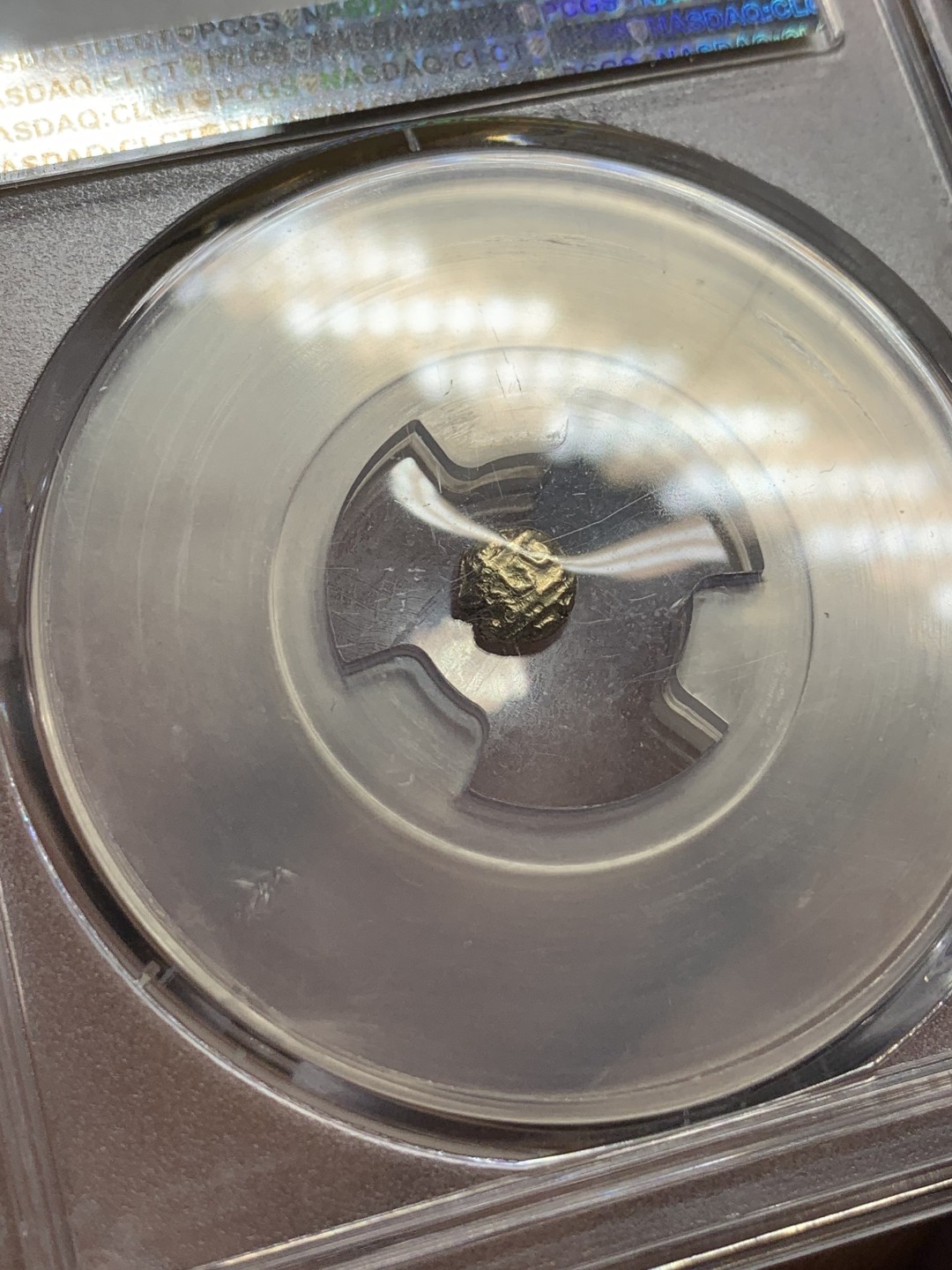 《竞宝斋》第98场-本周日，周一2场连拍（全场不限金额包邮） PCGS MS63 原光印度1638-1662年间迈索尔1法南金币，正面毗湿奴神像，背面印度文字，盒子背面有小磕