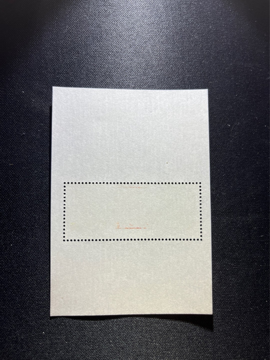 洪涛臻品 精选邮票限时拍卖第三十八期 ✦大龙小型张1枚✦  拍品是1枚，拍品为实图，新拆盒中间抽了一枚品相无瑕疵的，朋友的大龙评级99分卖了1.2万，全程带硅胶手套拆，不碰金粉，票没有触痕，收藏或者搏高分的老板留意下！！全品可直接评级