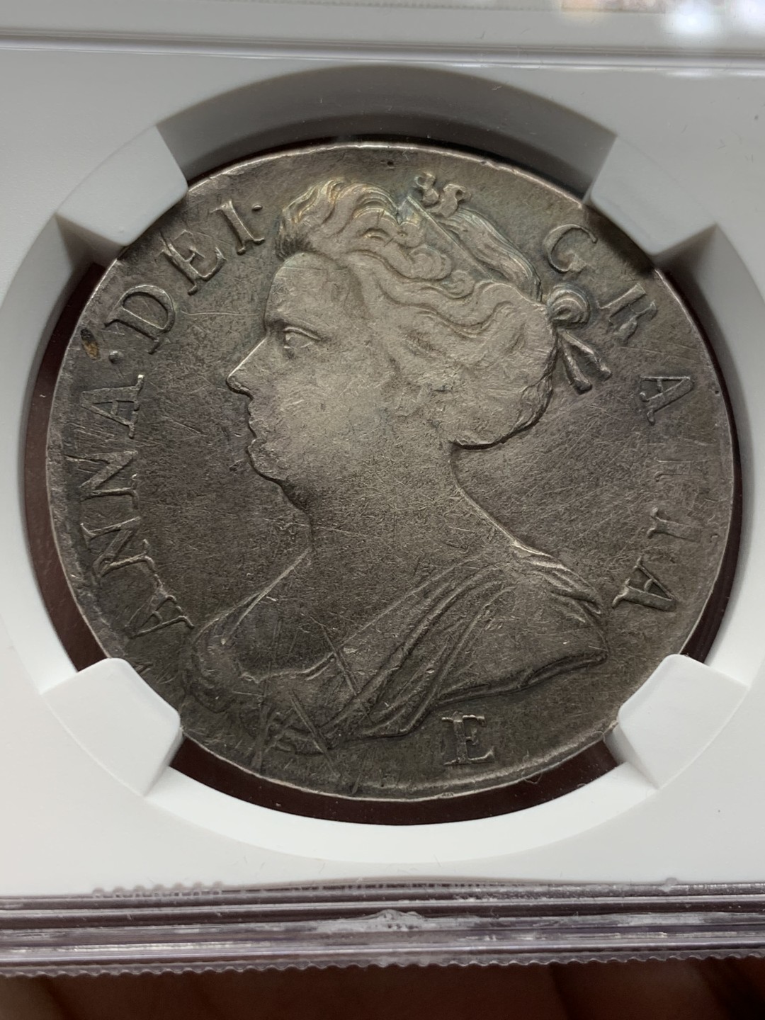 《竞宝斋》第98场-本周日，周一2场连拍（全场不限金额包邮） NGC-VFD 英国1708年E版安妮女王1克朗大银币 爱丁堡厂少见！持续涨价品种！