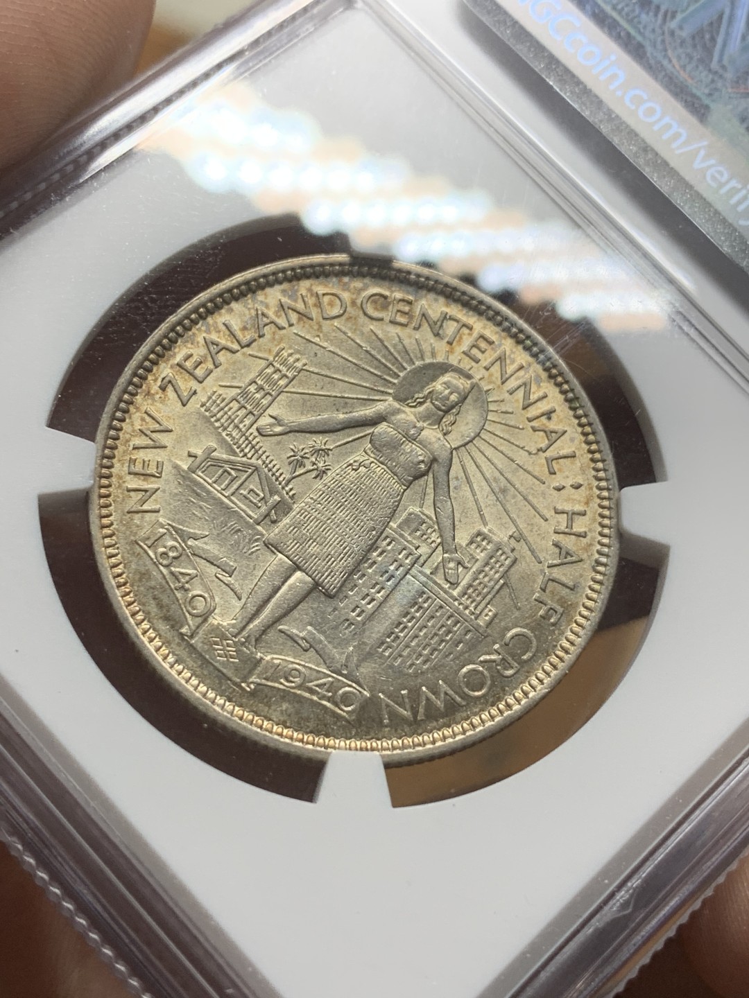 《竞宝斋》第98场-本周日，周一2场连拍（全场不限金额包邮） NGC-AU58 新西兰1940年 乔六 百年纪念 1/2克朗银币 常见一般1克朗多 半圆面值非常少见