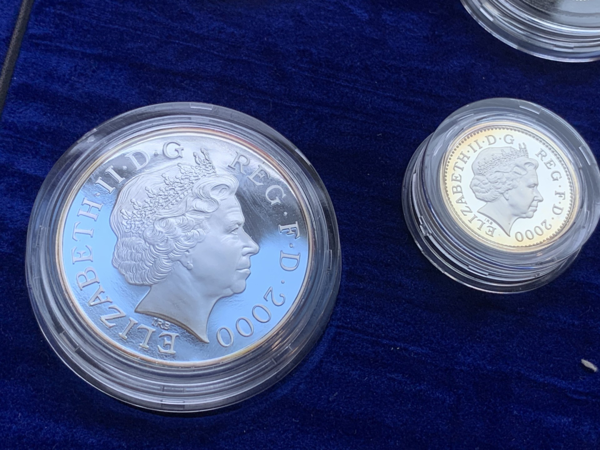 《竞宝斋》第98场-本周日，周一2场连拍（全场不限金额包邮） 2000年千禧年 英国精制全银套币 带濯足套币 国内极少见 原盒带齐全的证书 致敬永远的伊丽莎白二世女王