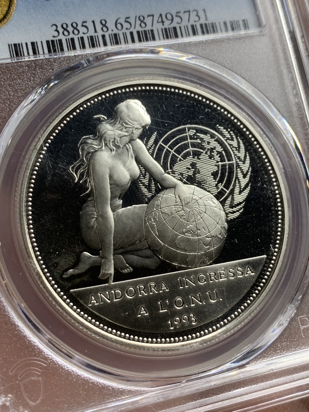 《竞宝斋》第98场-本周日，周一2场连拍（全场不限金额包邮） PCGS-PR65DCAM 1994年 安道尔10第纳尔精制大银，加入联合国纪念，手抚地球的长发女神。盒子有小磕，保存无碍。见图