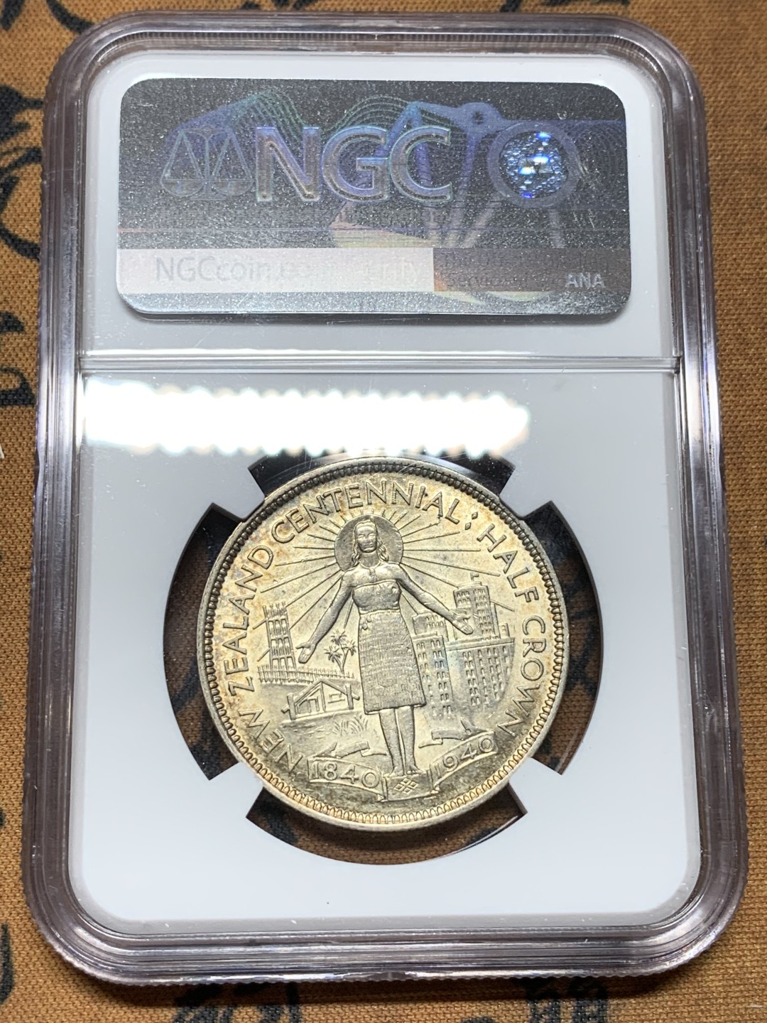 《竞宝斋》第98场-本周日，周一2场连拍（全场不限金额包邮） NGC-AU58 新西兰1940年 乔六 百年纪念 1/2克朗银币 常见一般1克朗多 半圆面值非常少见
