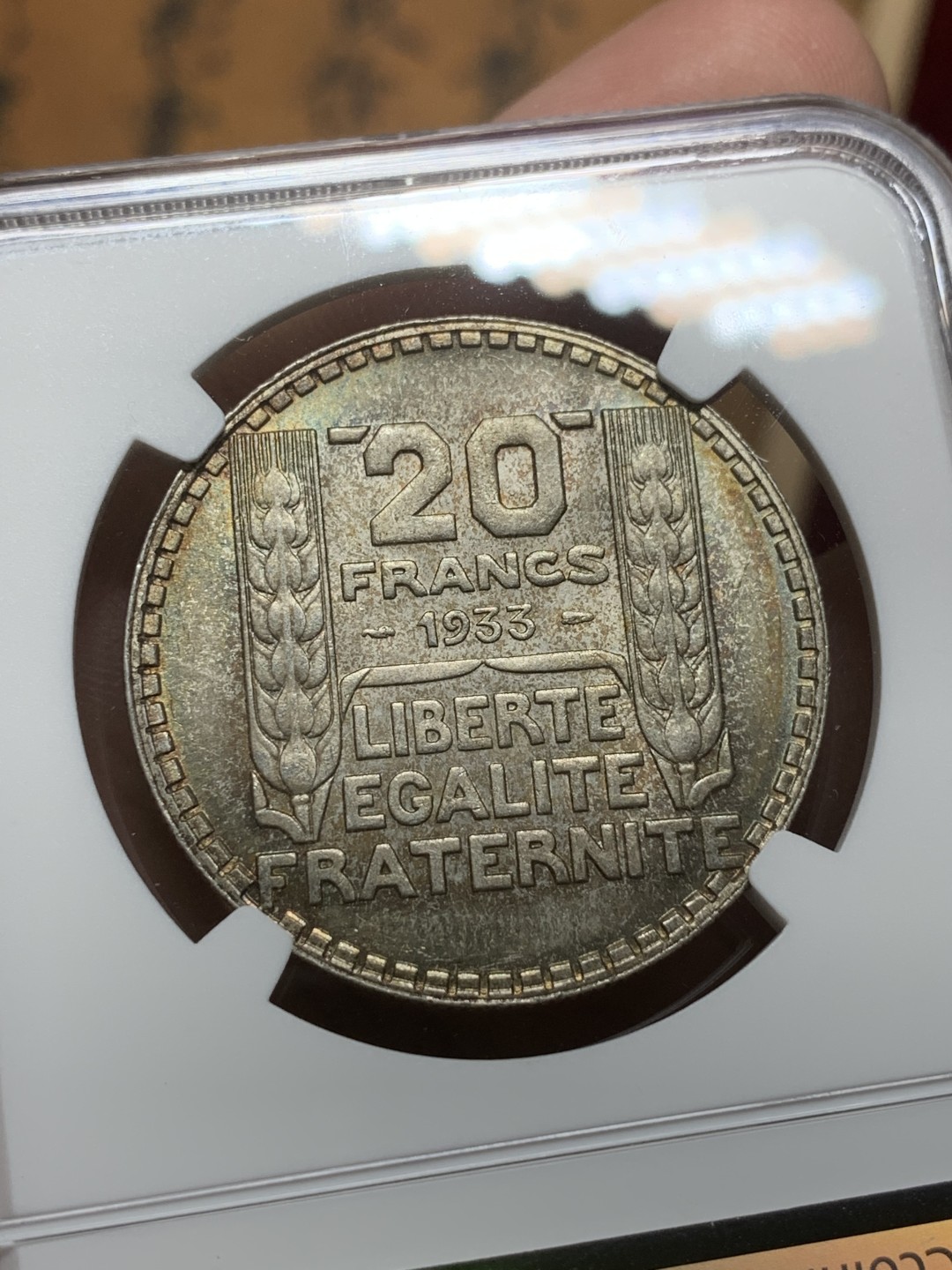 《竞宝斋》第98场-本周日，周一2场连拍（全场不限金额包邮） 第三名 NGC-MS64 法国1933年谷物女神 20法郎大银币 原光带彩 很普通的品种但是一般见到的就是XF品 这枚是顶级品相了