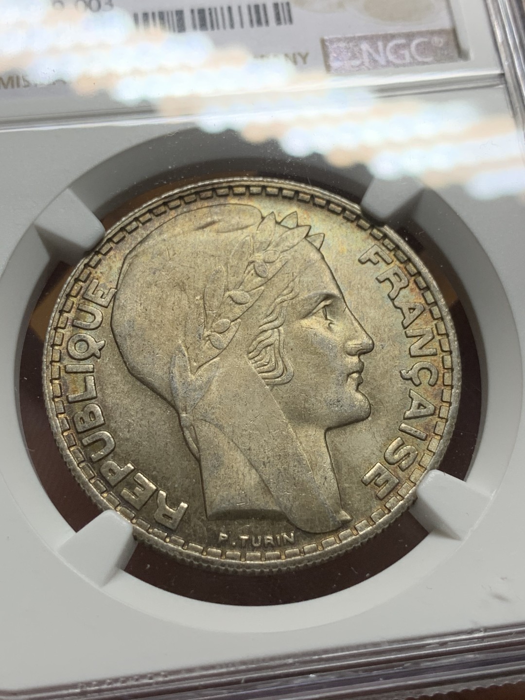 《竞宝斋》第98场-本周日，周一2场连拍（全场不限金额包邮） 第三名 NGC-MS64 法国1933年谷物女神 20法郎大银币 原光带彩 很普通的品种但是一般见到的就是XF品 这枚是顶级品相了