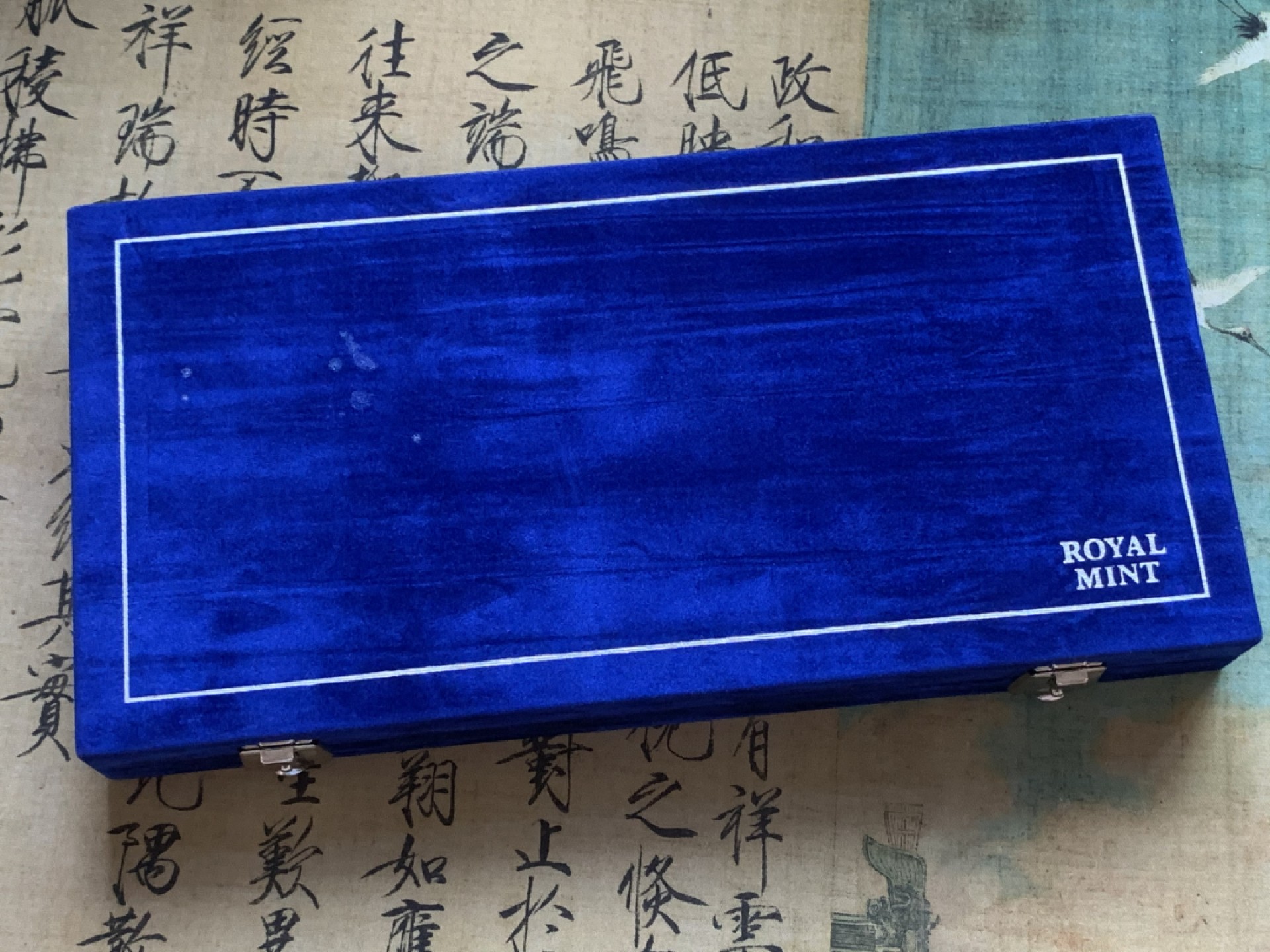 《竞宝斋》第98场-本周日，周一2场连拍（全场不限金额包邮） 2000年千禧年 英国精制全银套币 带濯足套币 国内极少见 原盒带齐全的证书 致敬永远的伊丽莎白二世女王