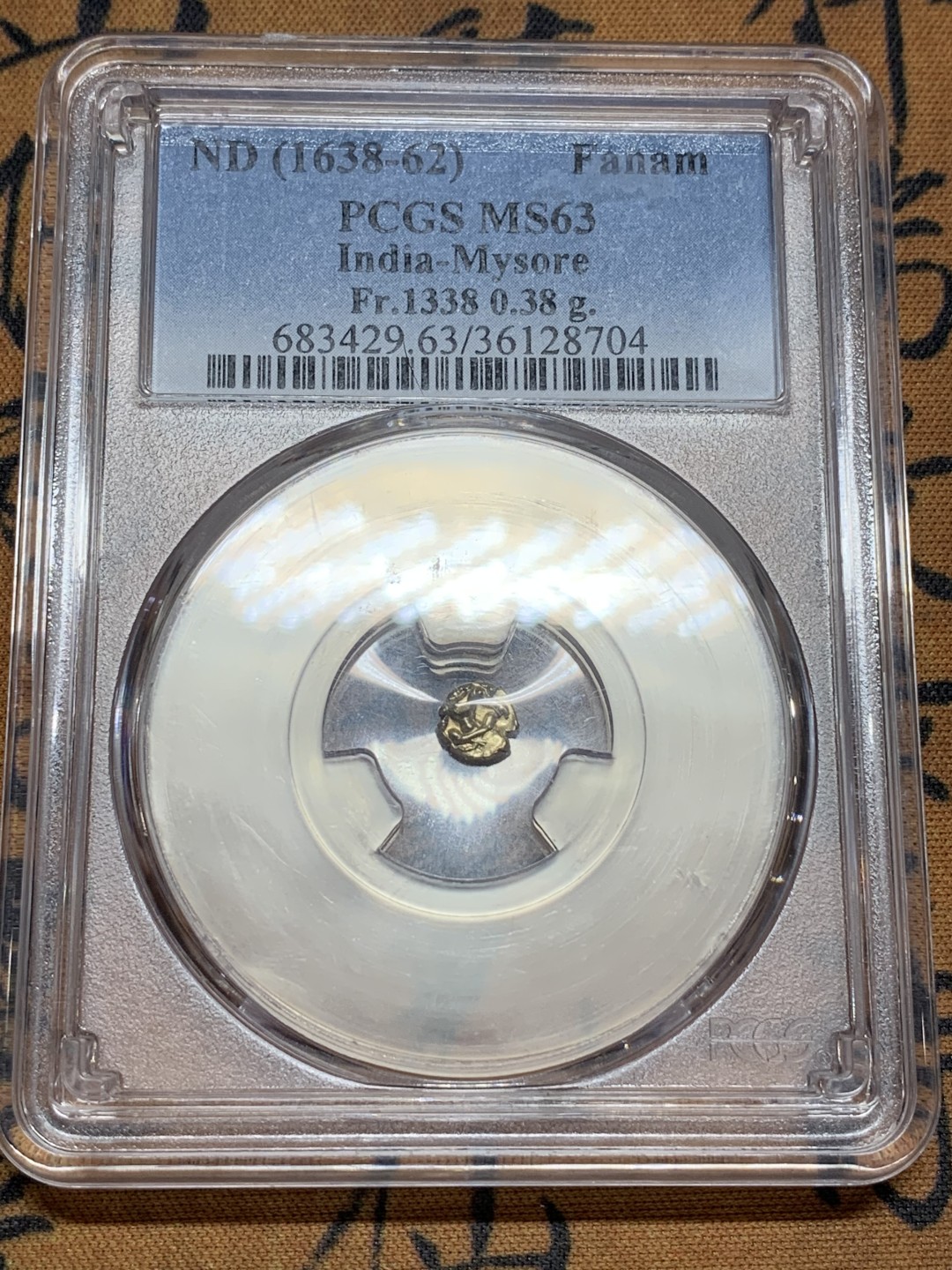 《竞宝斋》第98场-本周日，周一2场连拍（全场不限金额包邮） PCGS MS63 原光印度1638-1662年间迈索尔1法南金币，正面毗湿奴神像，背面印度文字，盒子背面有小磕