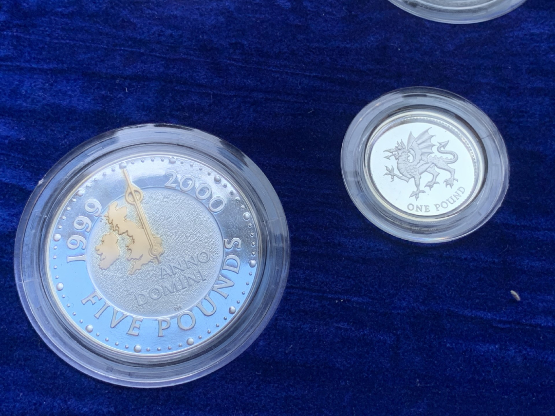 《竞宝斋》第98场-本周日，周一2场连拍（全场不限金额包邮） 2000年千禧年 英国精制全银套币 带濯足套币 国内极少见 原盒带齐全的证书 致敬永远的伊丽莎白二世女王