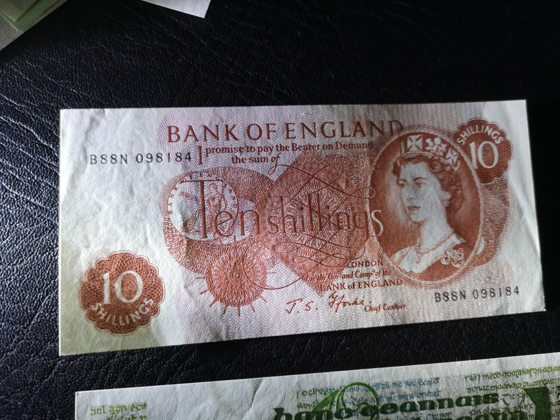 《外钞收藏家》第二百零四期 英国、爱尔兰、加拿大三张一起 都是近全新都有些瑕疵