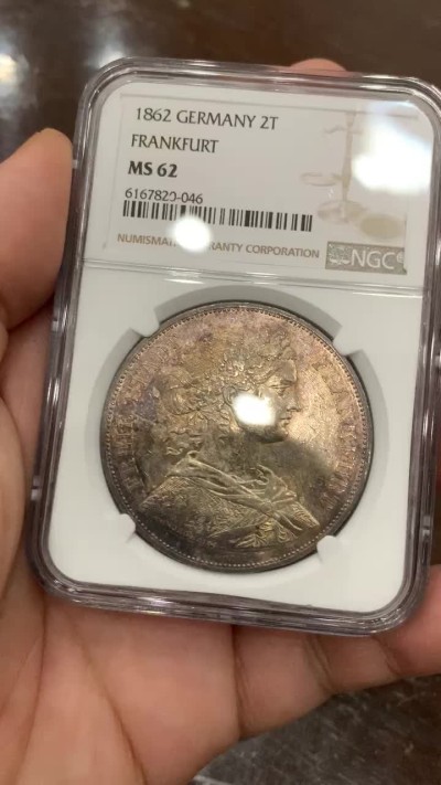 《竞宝斋》第98场-本周日，周一2场连拍（全场不限金额包邮） NGC-MS62 德国 1862 法兰克福 少女 2泰勒 大银币 灰彩色包浆 状态不错 37克大银币