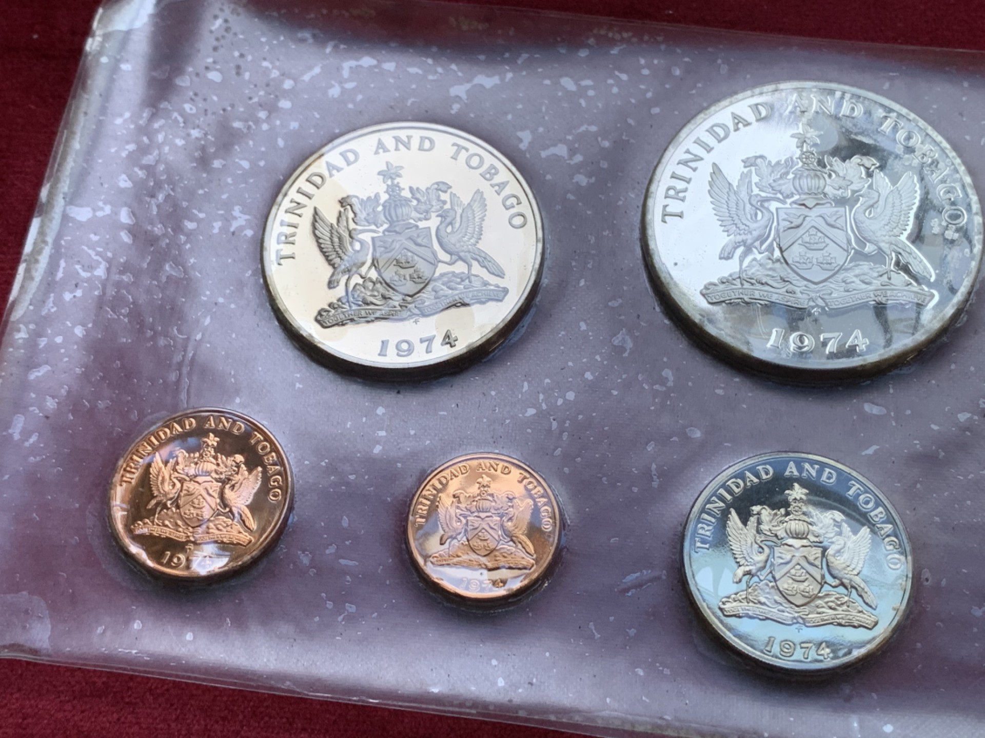 《竞宝斋》第98场-本周日，周一2场连拍（全场不限金额包邮） 特立尼达和多巴哥1974年8枚精制套币，带原盒带证书，其中5元、10元为银币（925银，直径40mm和42mm，重量27.9g和35g）