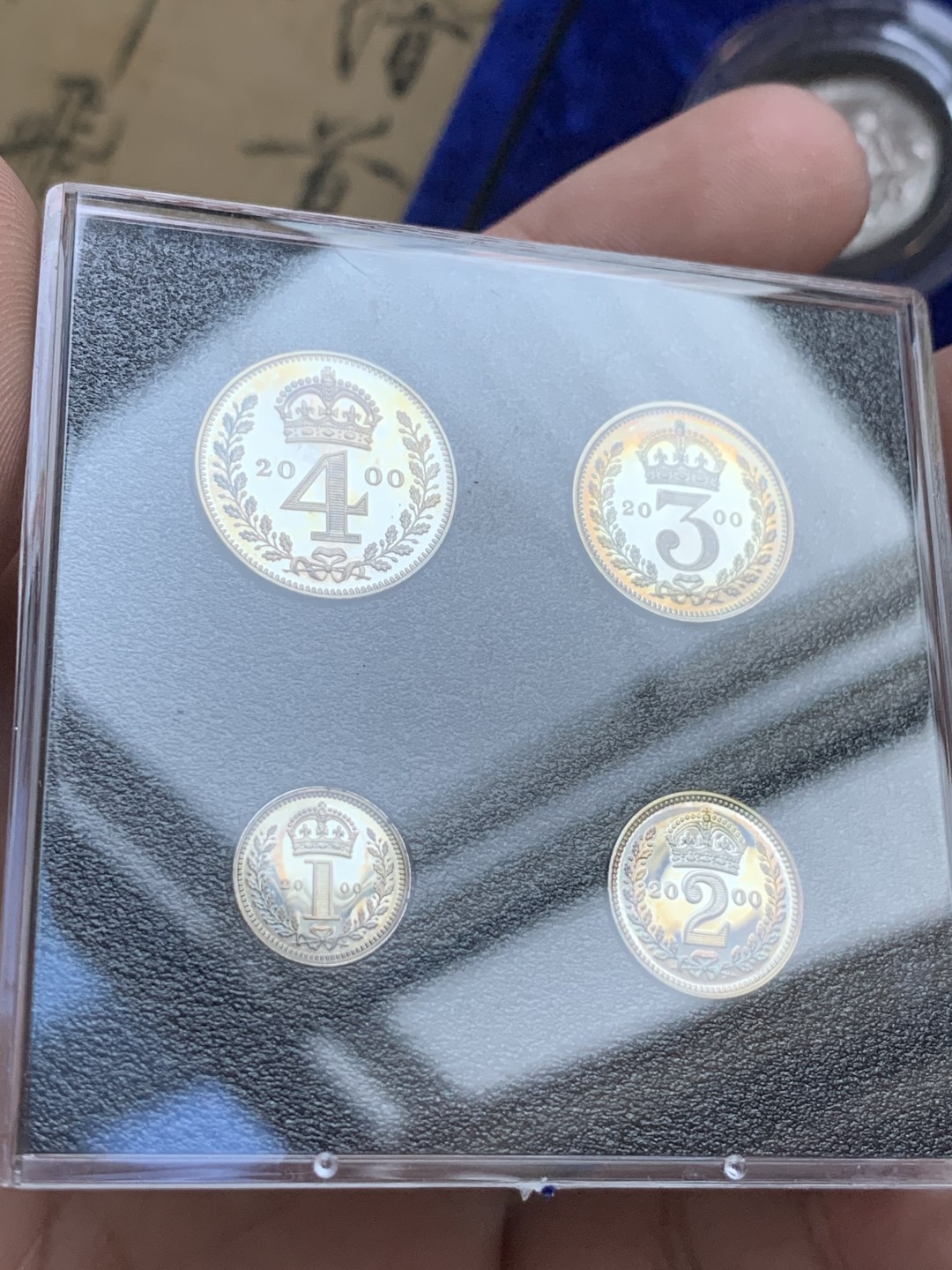 《竞宝斋》第98场-本周日，周一2场连拍（全场不限金额包邮） 2000年千禧年 英国精制全银套币 带濯足套币 国内极少见 原盒带齐全的证书 致敬永远的伊丽莎白二世女王