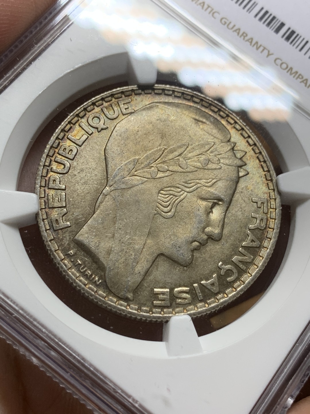 《竞宝斋》第98场-本周日，周一2场连拍（全场不限金额包邮） 第三名 NGC-MS64 法国1933年谷物女神 20法郎大银币 原光带彩 很普通的品种但是一般见到的就是XF品 这枚是顶级品相了